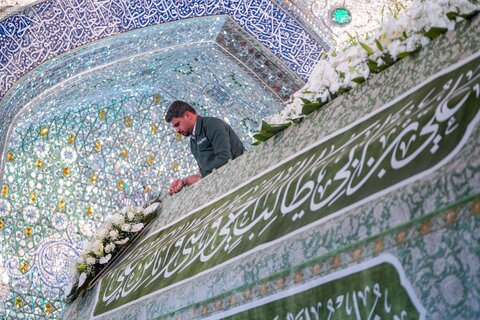 گلآرایی ضریح امیرمؤمنان (ع) در استقبال از شب مبعث