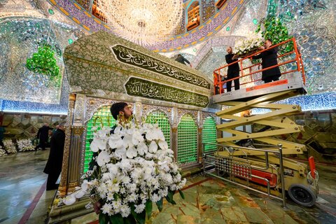 گلآرایی ضریح امیرمؤمنان (ع) در استقبال از شب مبعث