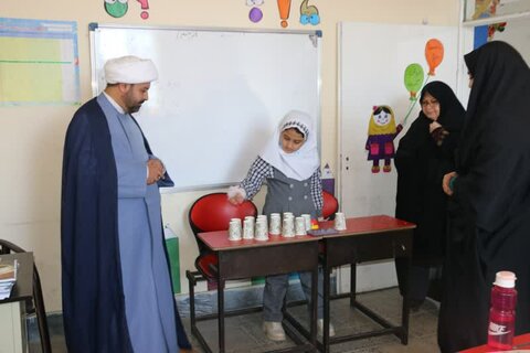 تصاویر/حضور حجت الاسلام مهدی دهقان و دبیر گروه جهادی عمار یاسر در مدارس دختران کامیاران