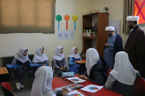 تصاویر/حضور حجت الاسلام مهدی دهقان و دبیر گروه جهادی عمار یاسر در مدارس دختران کامیاران