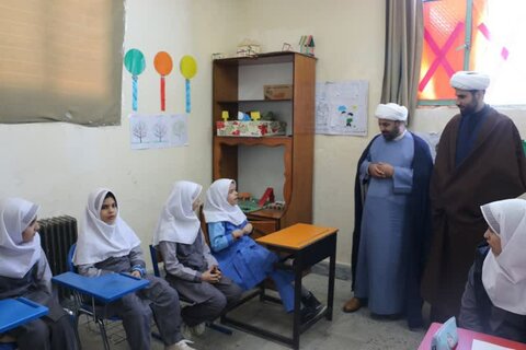 تصاویر/حضور حجت الاسلام مهدی دهقان و دبیر گروه جهادی عمار یاسر در مدارس دختران کامیاران