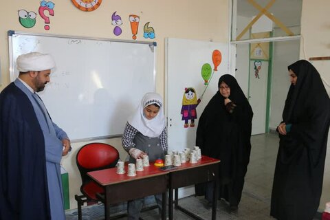 تصاویر/حضور حجت الاسلام مهدی دهقان و دبیر گروه جهادی عمار یاسر در مدارس دختران کامیاران