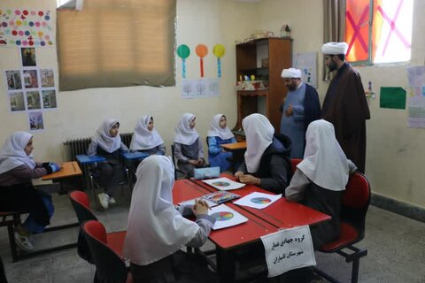 تصاویر/حضور حجت الاسلام مهدی دهقان و دبیر گروه جهادی عمار یاسر در مدارس دختران کامیاران