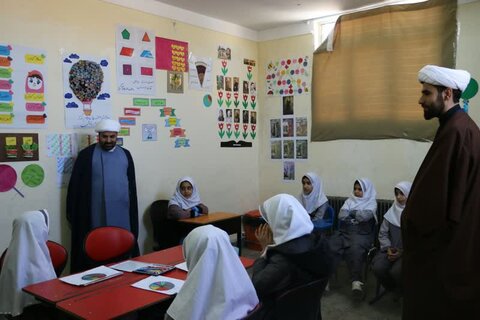 تصاویر/حضور حجت الاسلام مهدی دهقان و دبیر گروه جهادی عمار یاسر در مدارس دختران کامیاران