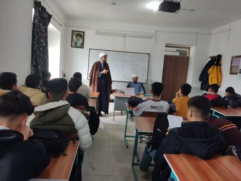 تصاویر/حضور حجت الاسلام مهدی دهقان و دبیر گروه جهادی عمار یاسر در مدارس دختران کامیاران