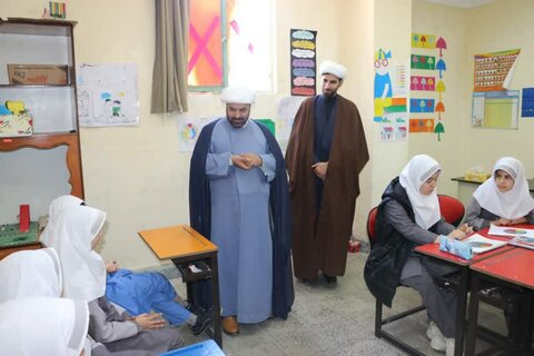 تصاویر/حضور حجت الاسلام مهدی دهقان و دبیر گروه جهادی عمار یاسر در مدارس دختران کامیاران