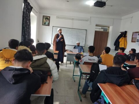 تصاویر/حضور حجت الاسلام مهدی دهقان و دبیر گروه جهادی عمار یاسر در مدارس دختران کامیاران