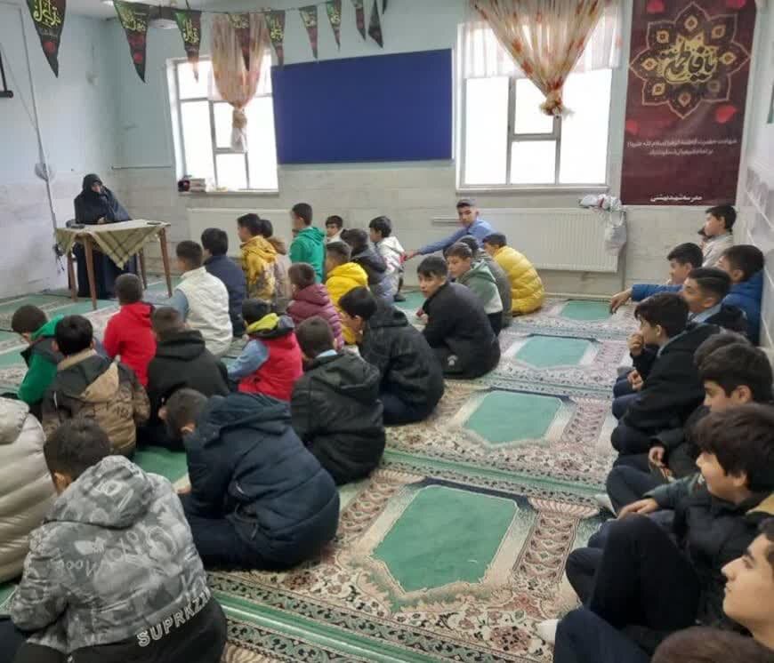 برگزاری جلسات آموزشی نماز در مدارس زرندیه