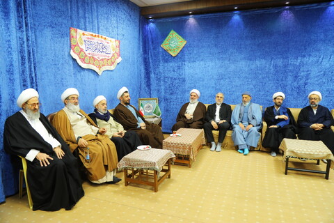 تصاویر/ مراسم عمامه گذاری طلاب  و جشن عید مبعث پیامبر اکرم (ص) با حضور آیت الله فقیه