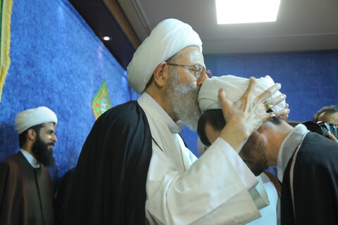 تصاویر/ مراسم عمامه گذاری طلاب  و جشن عید مبعث پیامبر اکرم (ص) با حضور آیت الله فقیه