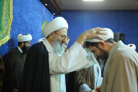 تصاویر/ مراسم عمامه گذاری طلاب  و جشن عید مبعث پیامبر اکرم (ص) با حضور آیت الله فقیه