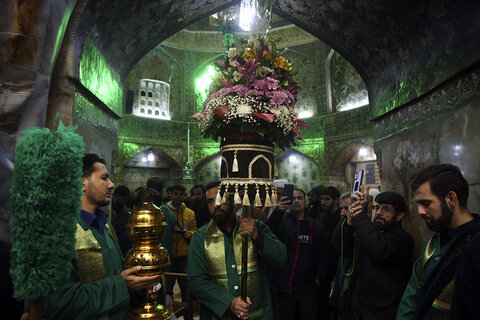 ضریح مطهر حرم حضرت معصومه(س)در روز عید مبعث گل‌آرایی شد