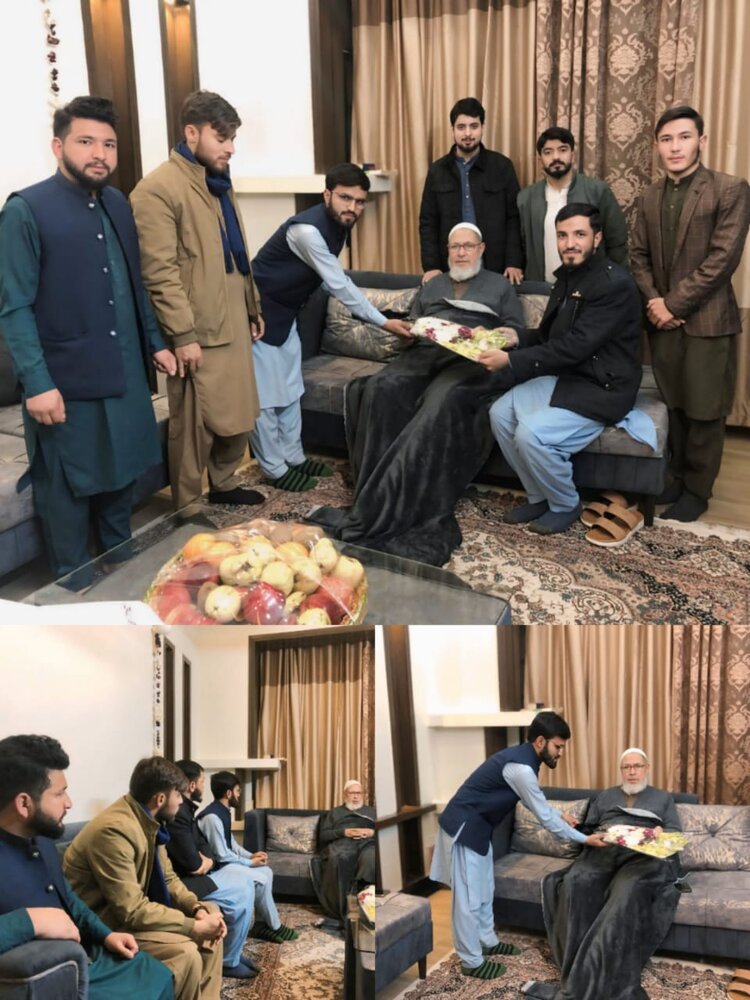 انجمنِ طلاب بلتستانیہ کے صدر و اراکین کی علامہ شیخ جعفری سے ملاقات؛ صحتیاب ہونے پر ان کی خدمت میں گلدستہ پیش کیا