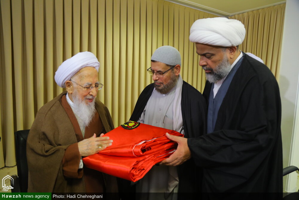 Photos/Le drapeau du sanctuaire de l'Imam Hussein présenté à un haut dignitaire religieux