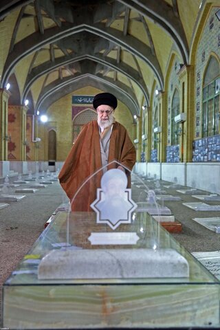 Photos/ La présence du Guide suprême de la Révolution islamique au sanctuaire sacré de l'Imam Khomeini (RA)