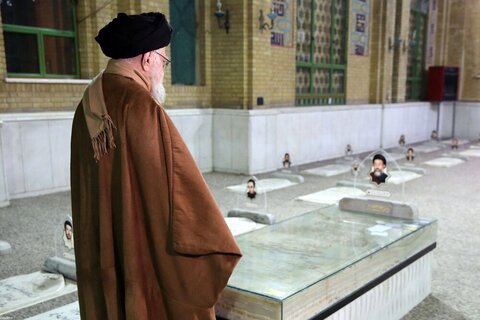 Photos/ La présence du Guide suprême de la Révolution islamique au sanctuaire sacré de l'Imam Khomeini (RA)