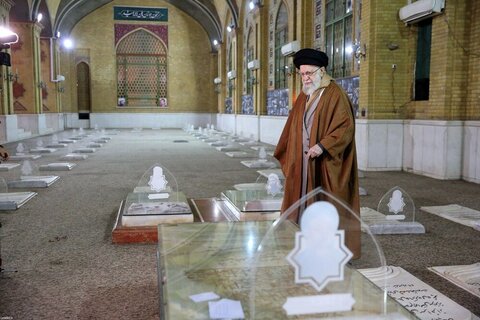 Photos/ La présence du Guide suprême de la Révolution islamique au sanctuaire sacré de l'Imam Khomeini (RA)