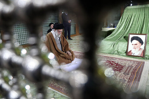 Photos/ La présence du Guide suprême de la Révolution islamique au sanctuaire sacré de l'Imam Khomeini (RA)