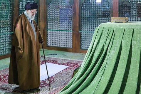 Photos/ La présence du Guide suprême de la Révolution islamique au sanctuaire sacré de l'Imam Khomeini (RA)