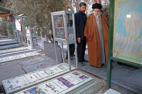 Photos/ La présence du Guide suprême de la Révolution islamique au sanctuaire sacré de l'Imam Khomeini (RA)