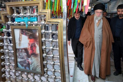 Photos/ La présence du Guide suprême de la Révolution islamique au sanctuaire sacré de l'Imam Khomeini (RA)