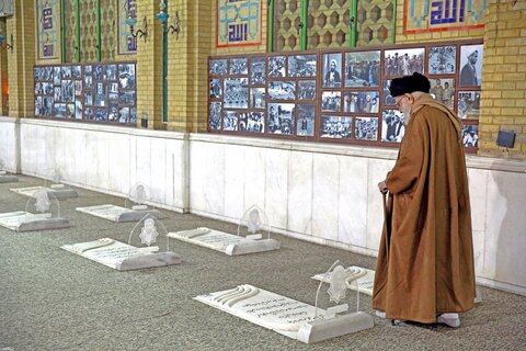 Photos/ La présence du Guide suprême de la Révolution islamique au sanctuaire sacré de l'Imam Khomeini (RA)