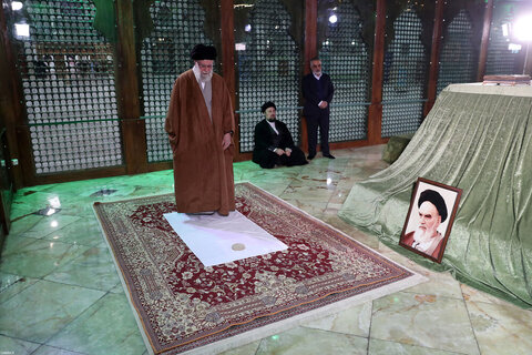 Photos/ La présence du Guide suprême de la Révolution islamique au sanctuaire sacré de l'Imam Khomeini (RA)