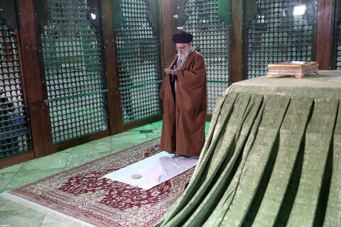 Photos/ La présence du Guide suprême de la Révolution islamique au sanctuaire sacré de l'Imam Khomeini (RA)