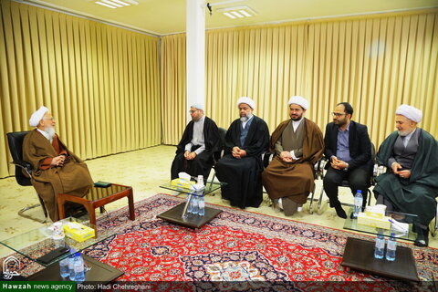 Photos/Le drapeau du sanctuaire de l'Imam Hussein présenté à un haut dignitaire religieux