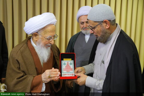 Photos/Le drapeau du sanctuaire de l'Imam Hussein présenté à un haut dignitaire religieux