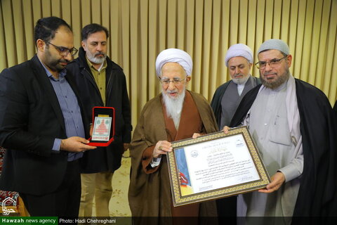 Photos/Le drapeau du sanctuaire de l'Imam Hussein présenté à un haut dignitaire religieux