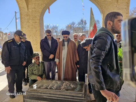 غبارروبی و عطر افشانی مزار شهدا