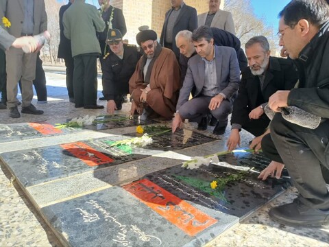 غبارروبی و عطر افشانی مزار شهدا