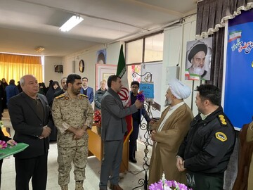 تصاویر/  آیین نواختن زنگ انقلاب اسلامی در مدارس نقده