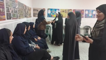 برگزاری نمایشگاه عفاف و حجاب در دبیرستان دخترانه صدیقه کبری در ساوه