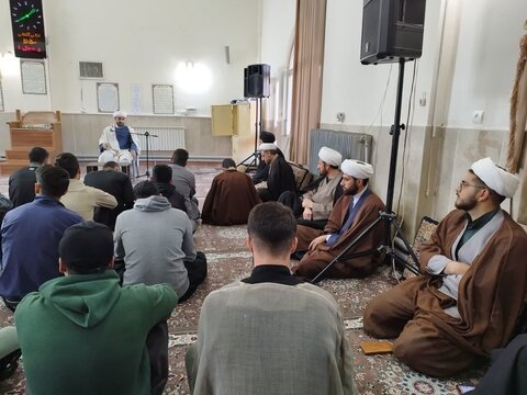 تصاویر/درس اخلاق طلاب مدرسه علمیه امام باقر علیه السلام کامیاران