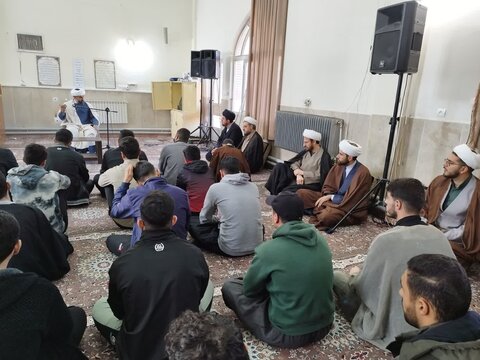 تصاویر/درس اخلاق طلاب مدرسه علمیه امام باقر علیه السلام کامیاران