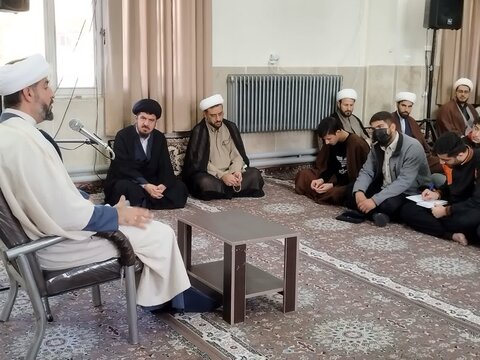 تصاویر/درس اخلاق طلاب مدرسه علمیه امام باقر علیه السلام کامیاران