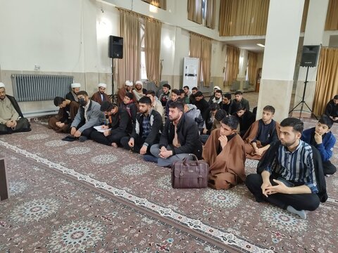 تصاویر/درس اخلاق طلاب مدرسه علمیه امام باقر علیه السلام کامیاران