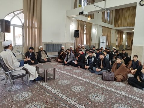 تصاویر/درس اخلاق طلاب مدرسه علمیه امام باقر علیه السلام کامیاران