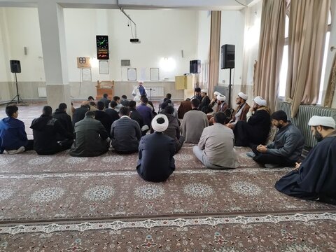 تصاویر/درس اخلاق طلاب مدرسه علمیه امام باقر علیه السلام کامیاران