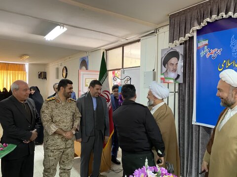 تصاویر/  آیین نواختن زنگ انقلاب اسلامی در مدارس نقده