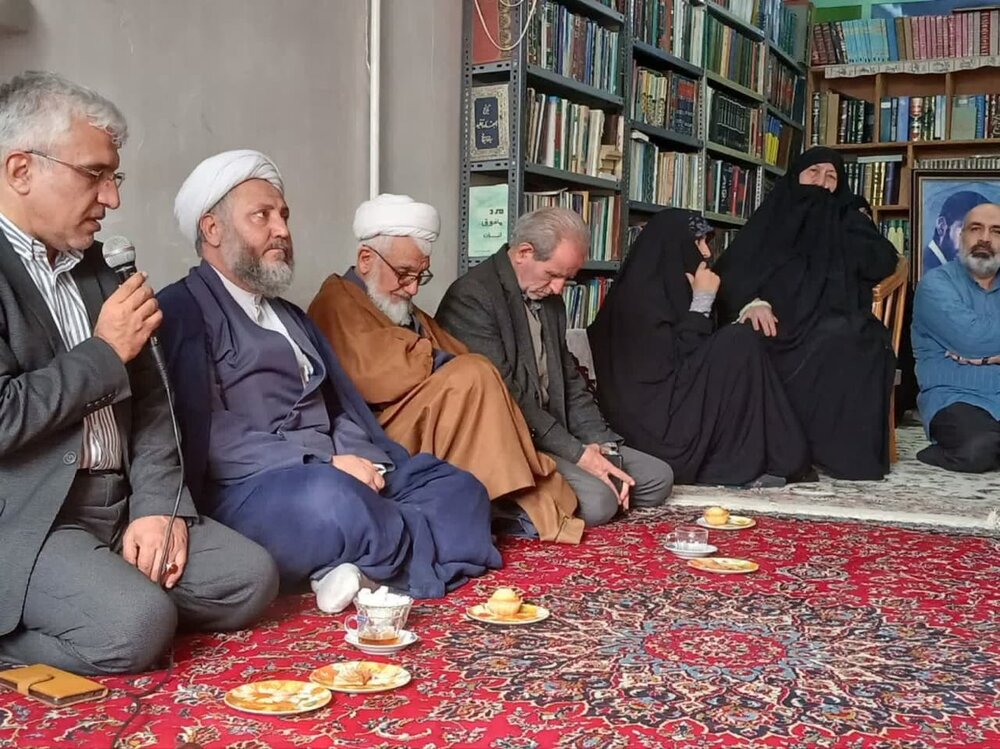 امام جمعه آران و بیدگل با خانواده شهید انقلاب علی خدمتی دیدار کرد + عکس