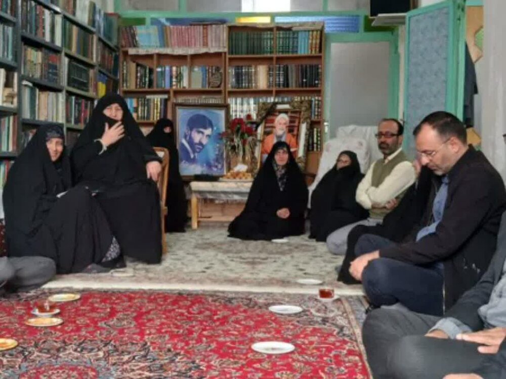 امام جمعه آران و بیدگل با خانواده شهید انقلاب علی خدمتی دیدار کرد + عکس