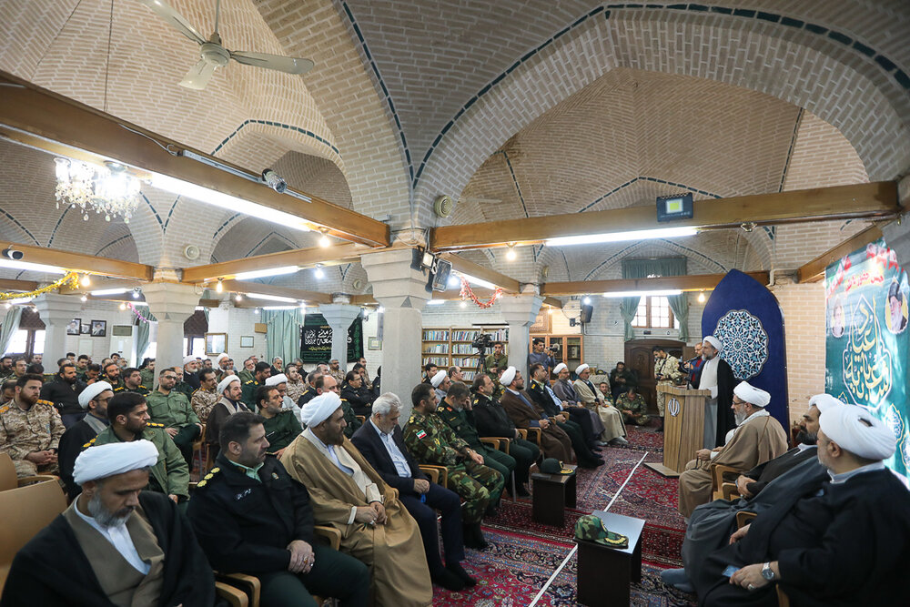 نیروهای مسلح با تواضع در کنار مردم و با اقتدار در برابر دشمنان ایستادهاند