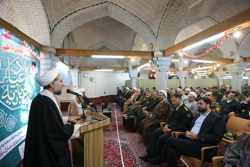 نیروهای مسلح با تواضع در کنار مردم و با اقتدار در برابر دشمنان ایستادهاند