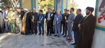 تصاویر/ عطر افشانی قبور مطهر شهدا در الیگودرز