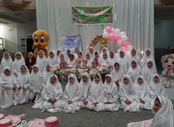 تصاویر/ جشن تکلیف ۱۳٠ دانش آموز دختر در مدرسه علمیه حضرت رقیه(س) برازجان