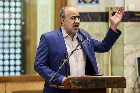 گل‌آرایی ضریح مطهر حضرت معصومه(س) در روز میلاد امام حسین(ع)