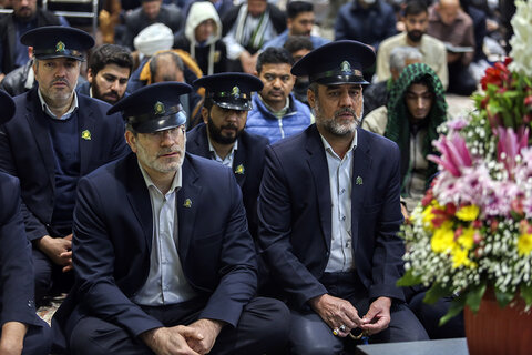 گل‌آرایی ضریح مطهر حضرت معصومه(س) در روز میلاد امام حسین(ع)